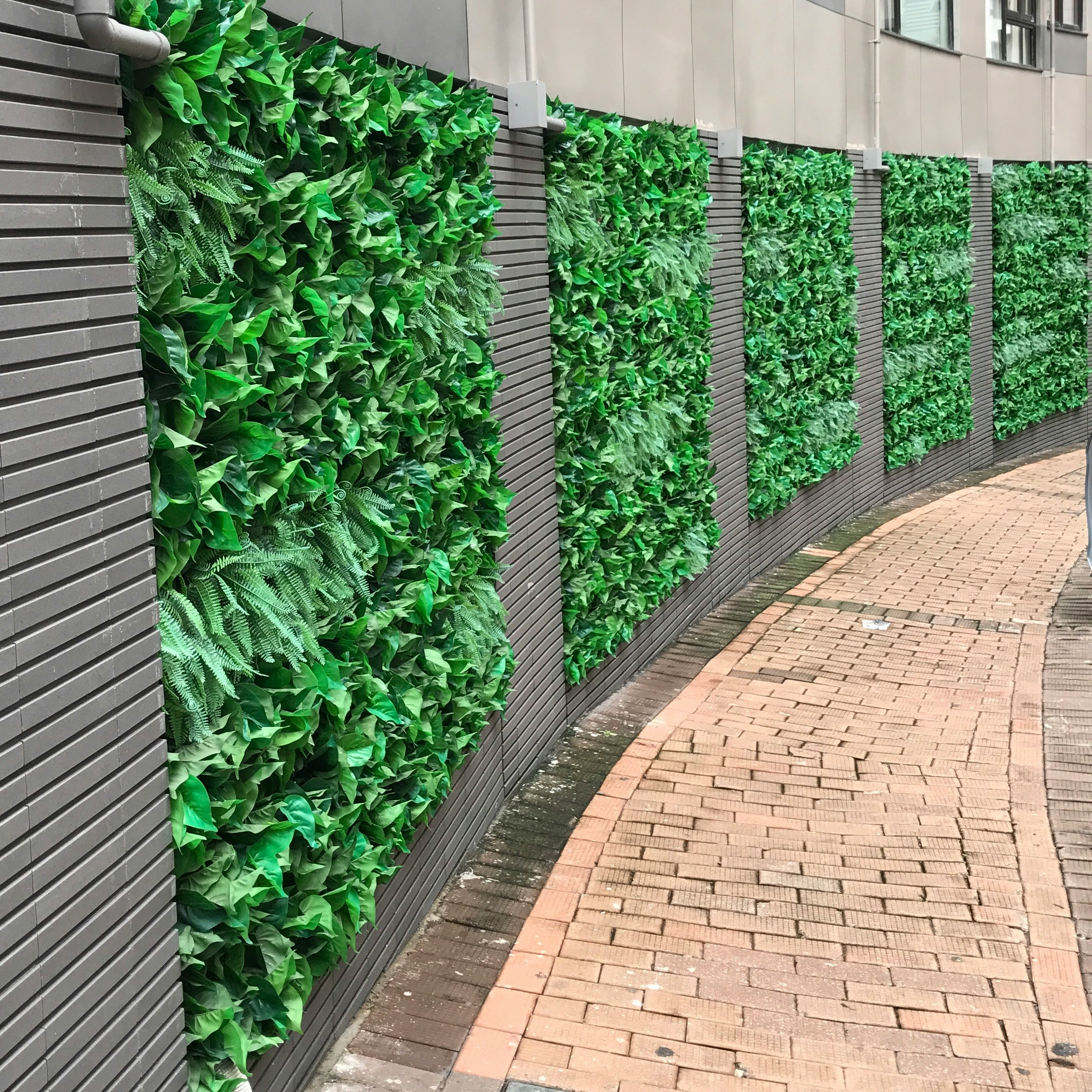 Greenwashing, ściana plastikowych roślin